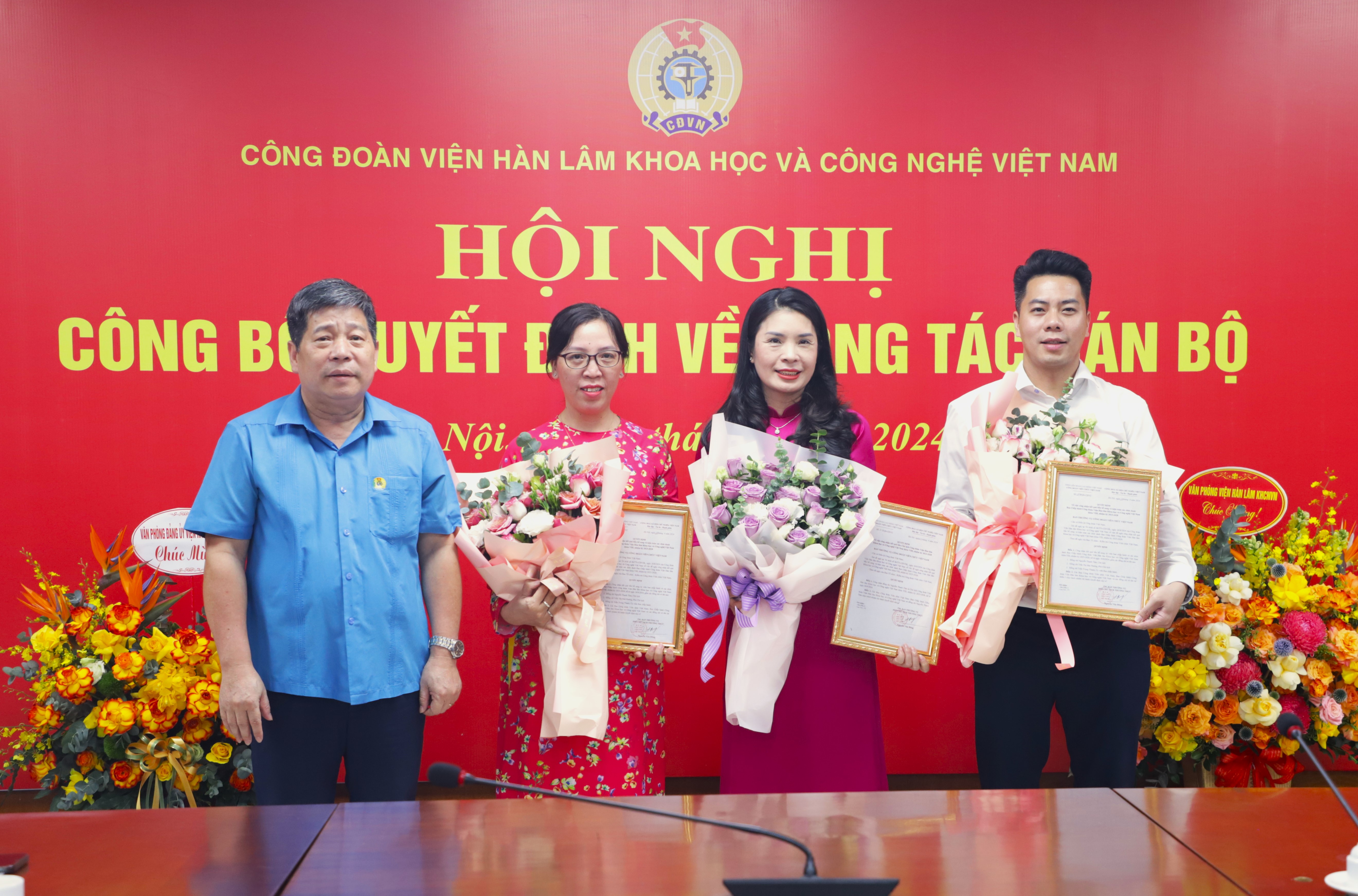Công bố và trao quyết định công nhận kết quả bầu bổ sung và kiện toàn các chức danh Ban Chấp hành Công đoàn Viện Hàn lâm Khoa học và Công nghệ Việt Nam khóa VIII - nhiệm kỳ 2023 – 2028