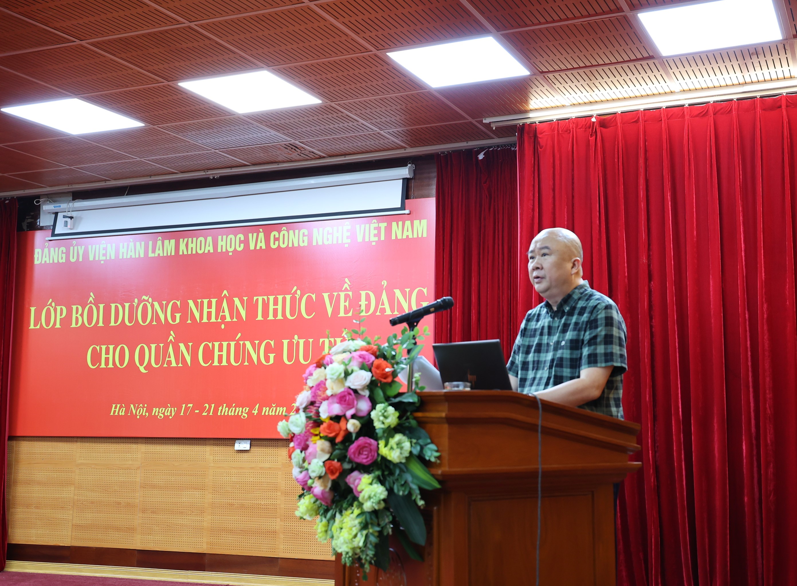Lớp bồi dưỡng nhận thức về Đảng cho quần chúng ưu tú và bồi dưỡng lý luận chính trị cho đảng viên mới