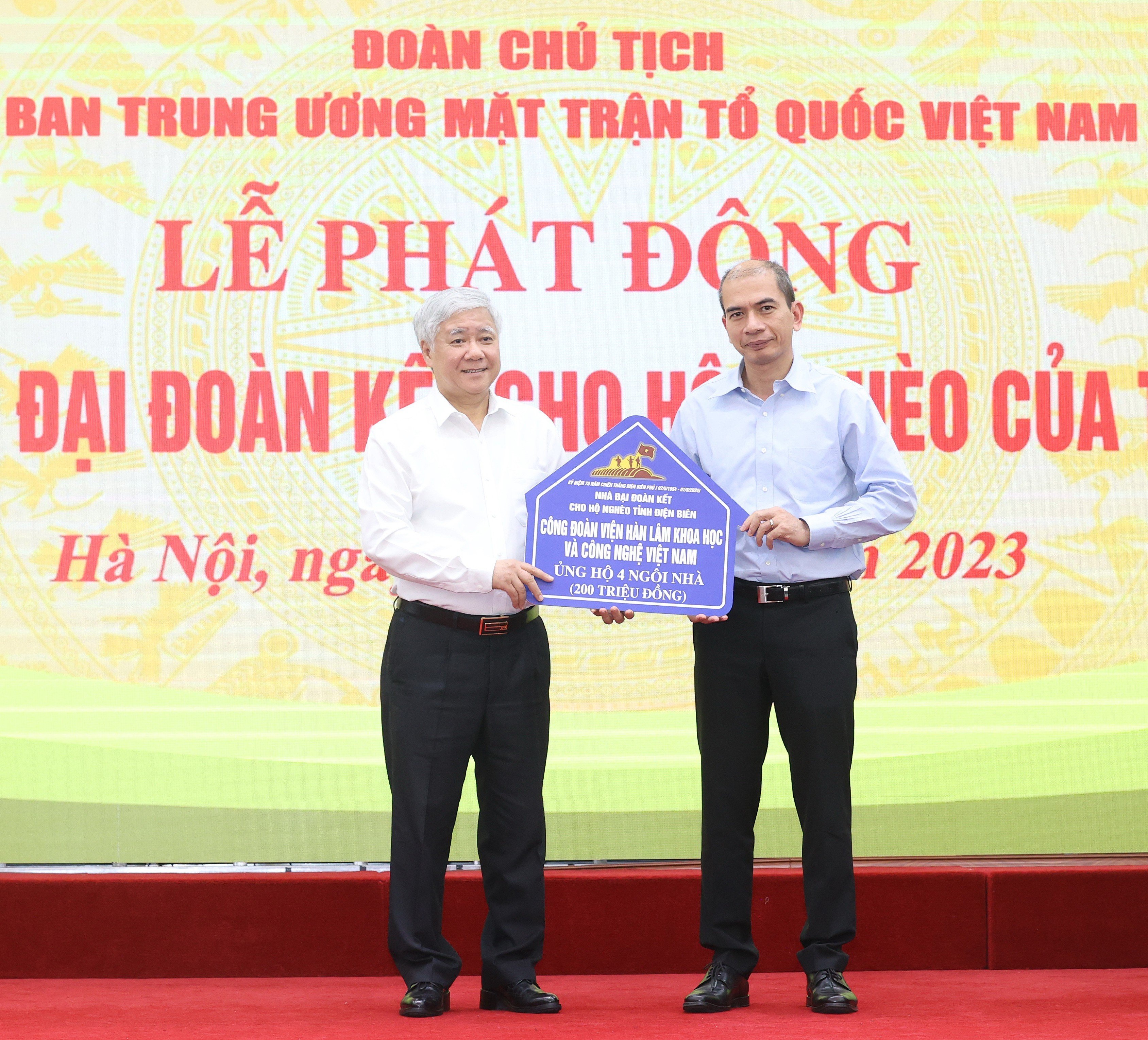 Viện Hàn lâm Khoa học và Công nghệ Việt Nam chung tay ủng hộ xây dựng Nhà Đại đoàn kết cho hộ nghèo của tỉnh Điện Biên