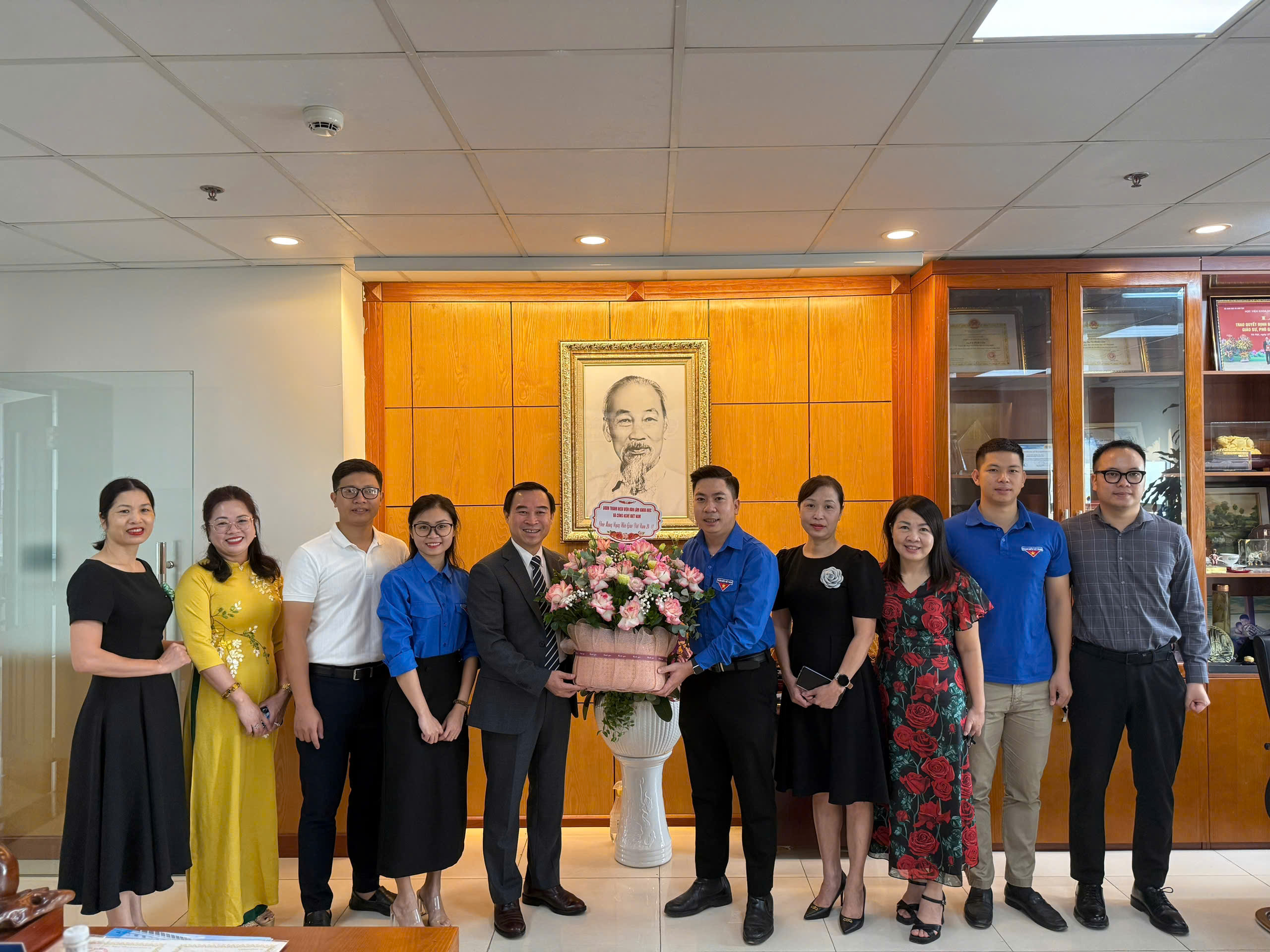Đoàn Thanh niên Viện Hàn lâm KHCNVN chúc mừng Ngày Nhà giáo Việt Nam 20/11