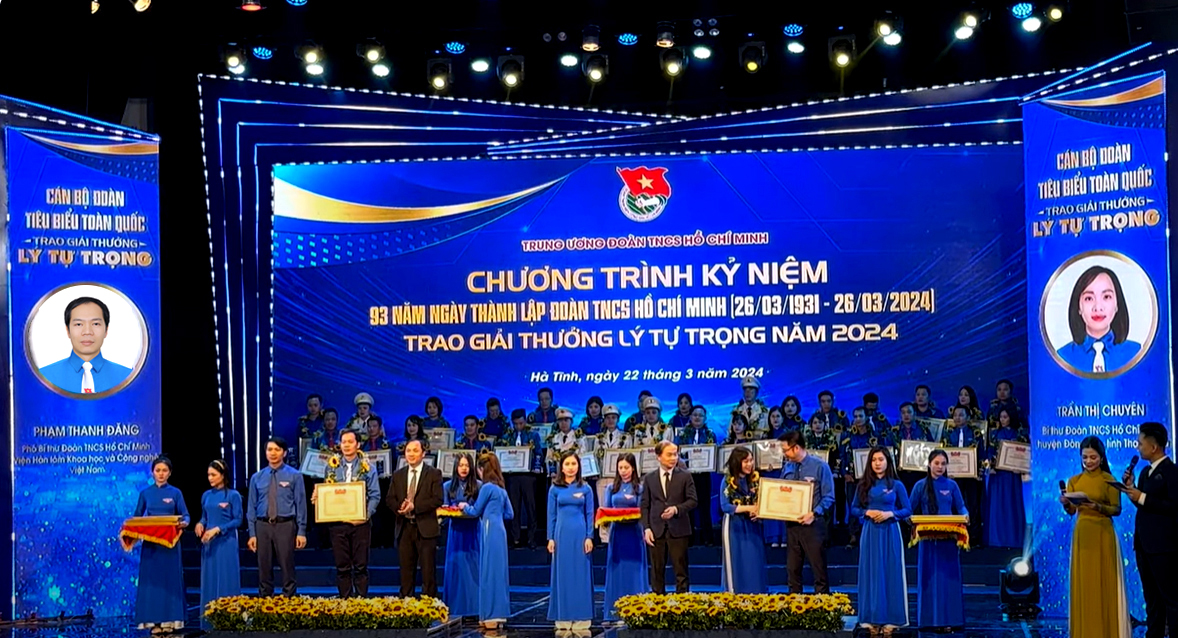 Cán bộ đoàn tiêu biểu đại diện cho tuổi trẻ Viện Hàn lâm KHCNVN nhận Giải thưởng Lý Tự Trọng năm 2024