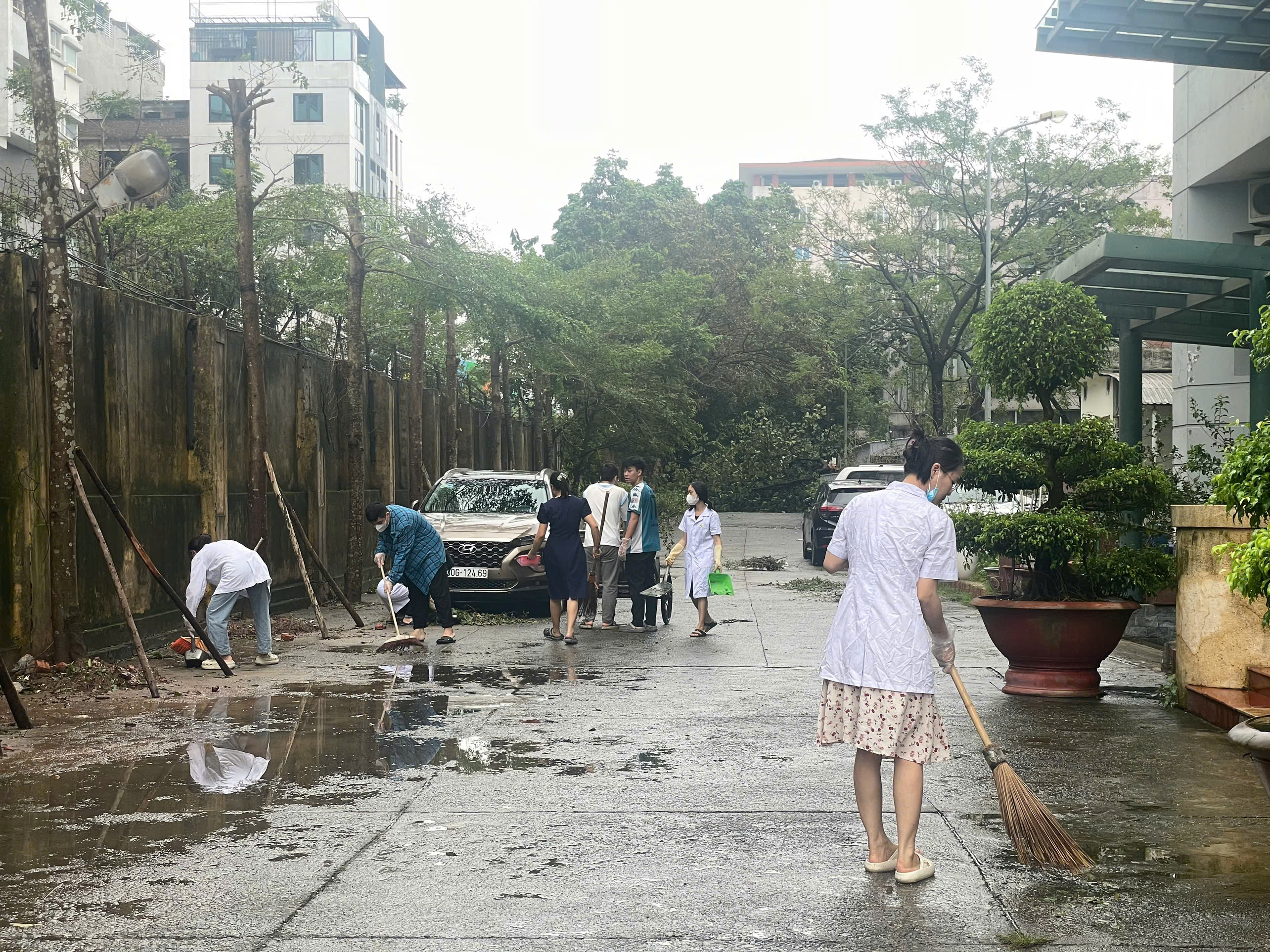 Đoàn thanh niên Viện Hóa học các hợp chất thiên nhiên tham gia khắc phục hậu quả cơn bão Yagi