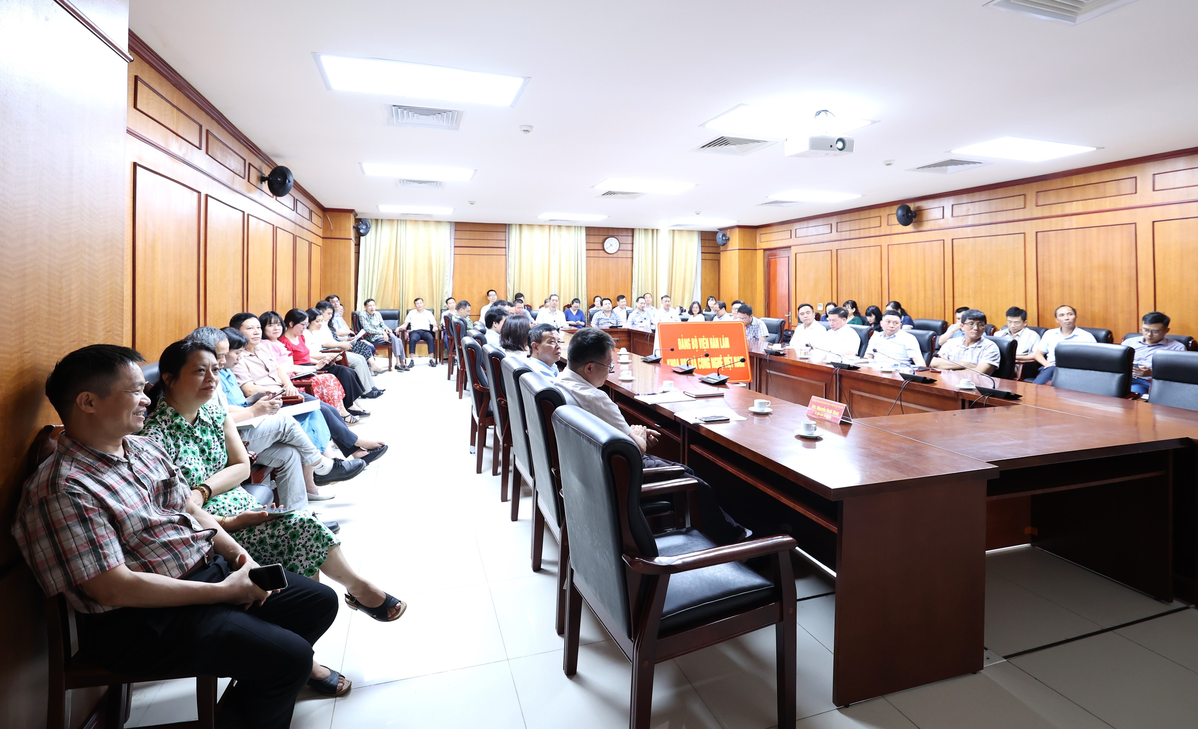 Hội nghị toàn quốc quán triệt Quy định số 144-QĐ/TW về chuẩn mực đạo đức cách mạng của cán bộ, đảng viên trong giai đoạn mới; Chỉ thị số 35-CT/TW về đại hội đảng bộ các cấp tiến tới Đại hội đại biểu toàn quốc lần thứ XIV của Đảng