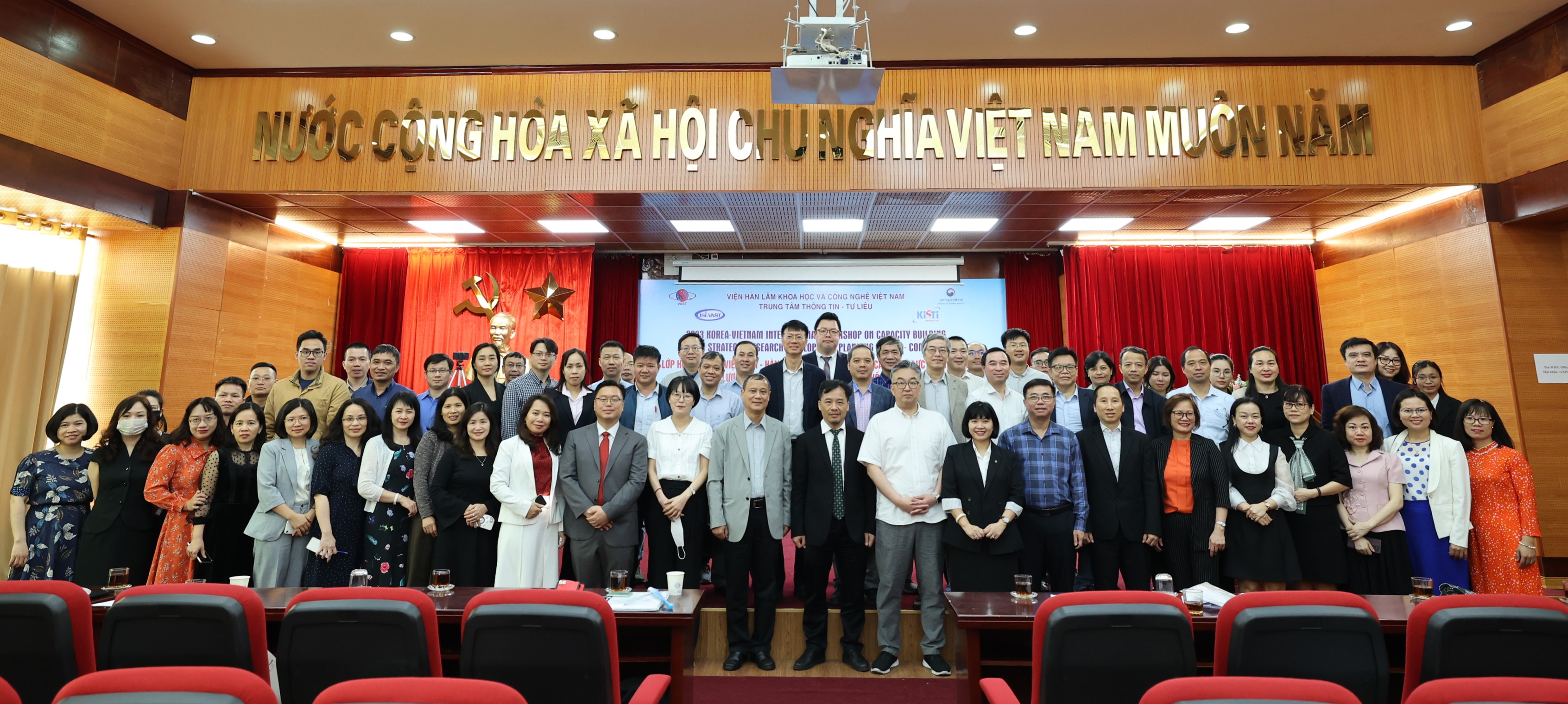 Lớp học quốc tế Việt Nam - Hàn Quốc năm 2023 về Nâng cao năng lực hoạch định chiến lược nghiên cứu và phát triển với Hệ thống V-COMPAS