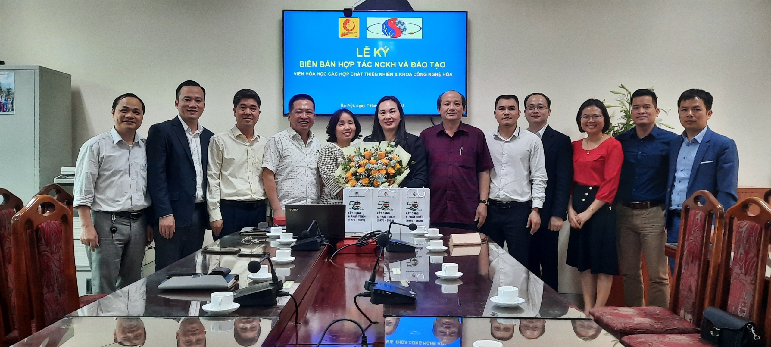 Lễ ký kết thỏa thuận hợp tác giữa Viện Hóa học các Hợp chất thiên nhiên và Đại học Công nghiệp Hà Nội