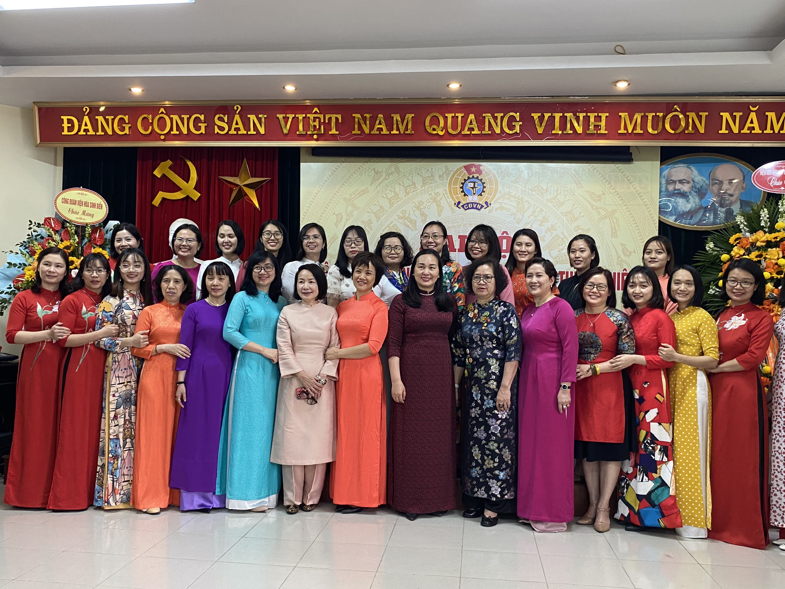Nữ cán bộ Viện Hàn lâm Khoa học và Công nghệ Việt Nam nhiệt tình tham gia hưởng ứng “Tuần lễ Áo dài” năm 2023