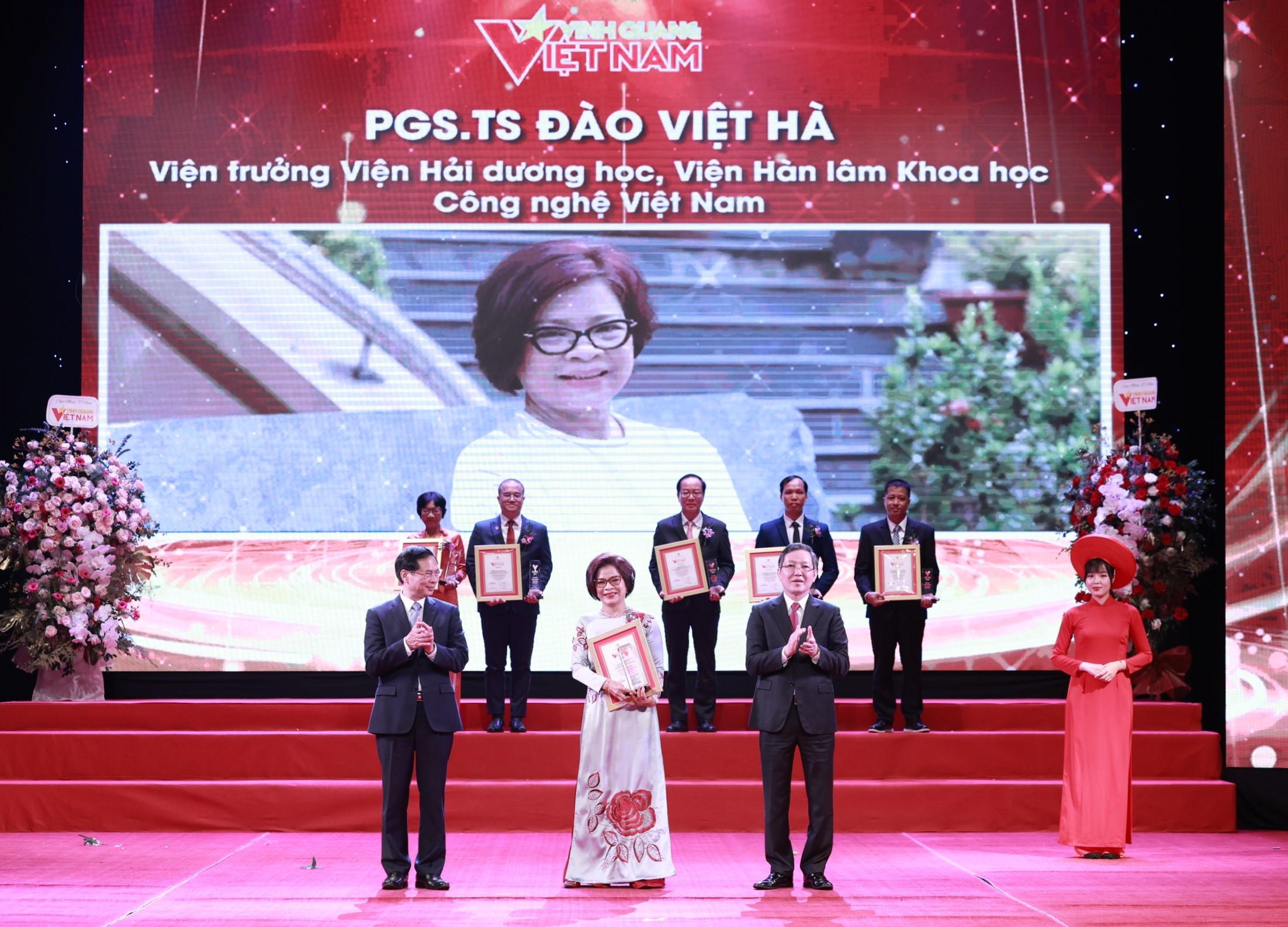 PGS. TS. Đào Việt Hà – Viện trưởng Viện Hải dương học được vinh danh tại chương trình Vinh quang Việt Nam 2024