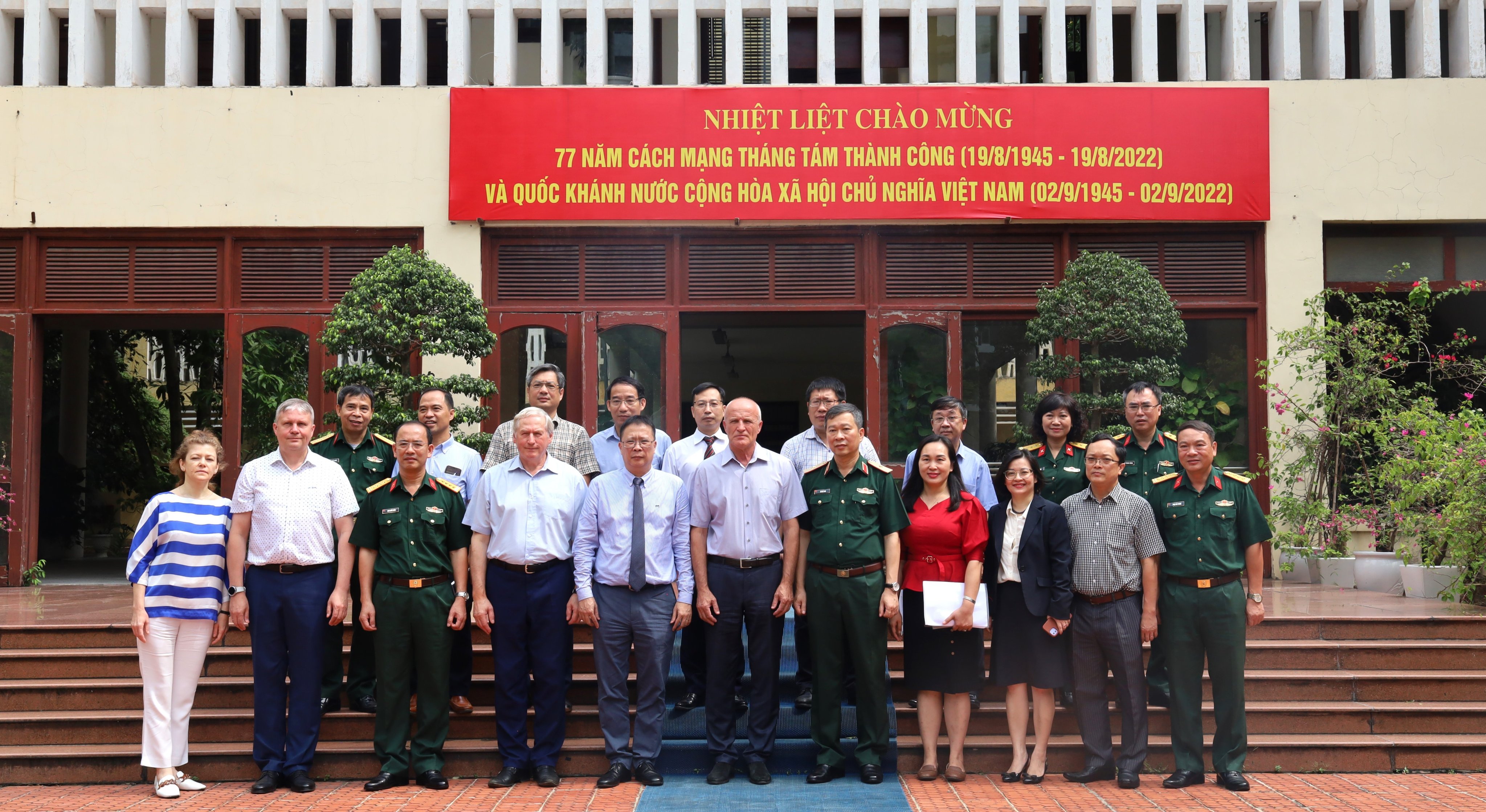 Chủ tịch Viện Hàn lâm Khoa học và Công nghệ Việt Nam làm việc với Viện Nghiên cứu khoa học dược liệu và tinh dầu Liên bang Nga